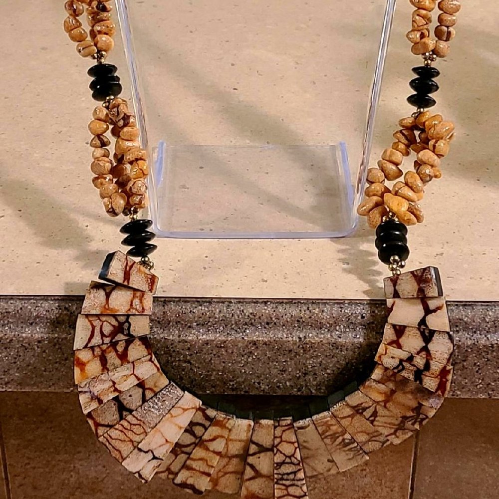 GORGEOUS  ACRYLIC BEADED STONE-LIKE STEPPED 13" NECKLACE COLLAR NECKLACE